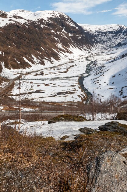 Montañas, fiordo cubierto de nieve