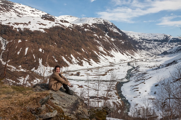 Montañas, fiordo cubierto de nieve