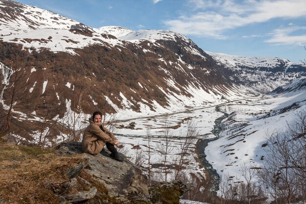 Montañas, fiordo cubierto de nieve