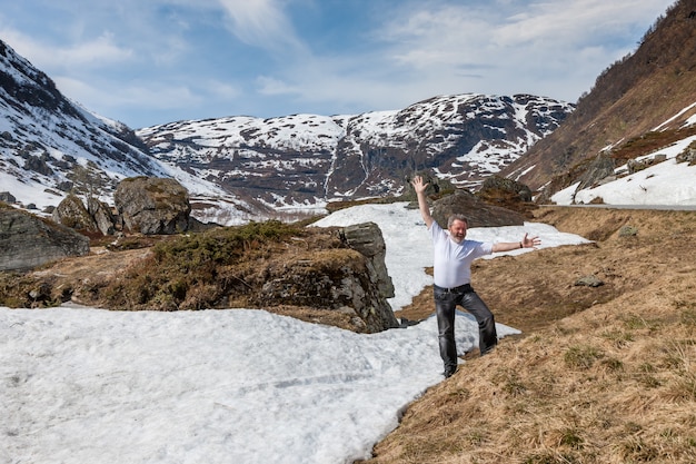 Montañas, fiordo cubierto de nieve