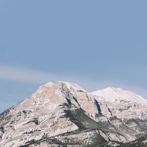 Foto gratuita montañas en el fondo del cielo azul