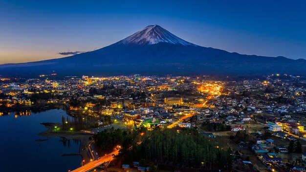 Montañas Fuji y ciudad de Fujikawaguchiko en la noche, Japón.