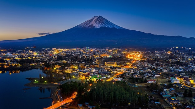 Montañas Fuji y ciudad de Fujikawaguchiko en la noche, Japón.