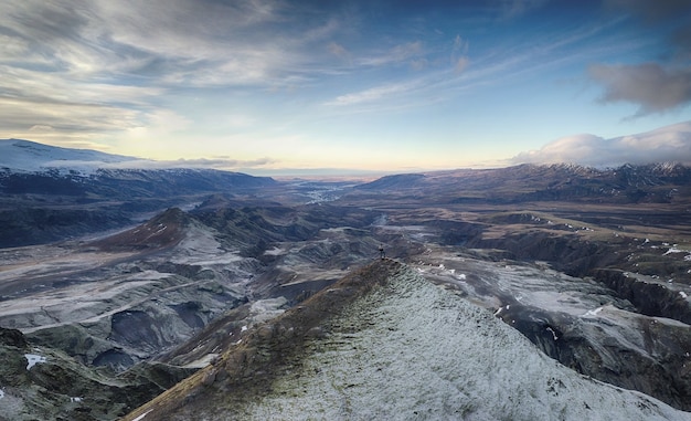 Montañas grises bajo un cielo azul