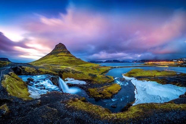 Montañas Kirkjufell en penumbra en Islandia