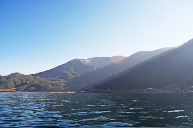 Montañas con un lago a sus pies