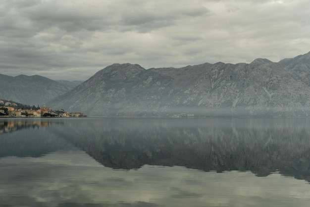 Las montañas y el mar Adriático en tiempo nublado Dobrota Montenegro