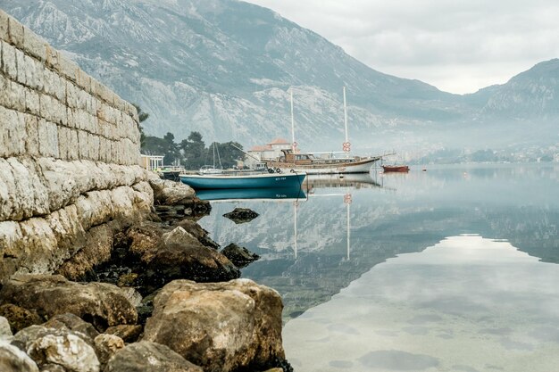 Las montañas y el mar Adriático en tiempo nublado Dobrota Montenegro