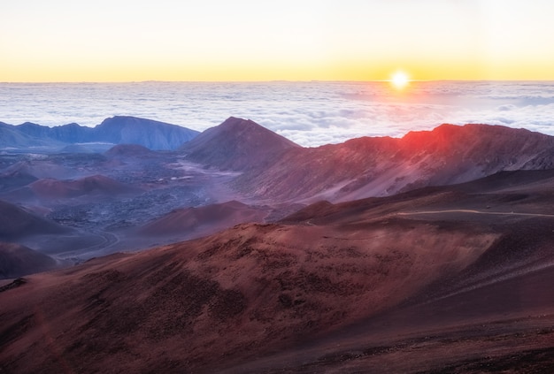 Montañas marrones y blancas bajo nubes blancas