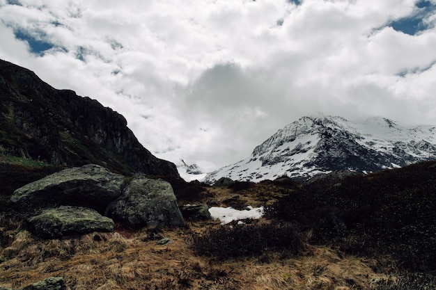 Montañas nevadas de los Alpes Paisaje de otoño