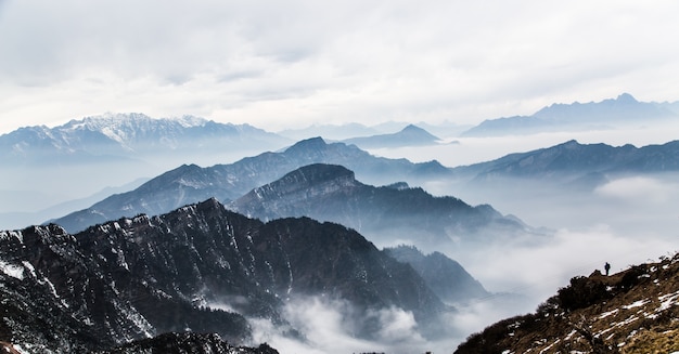 Montañas con niebla