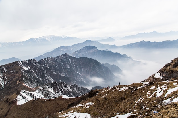 Montañas con niebla