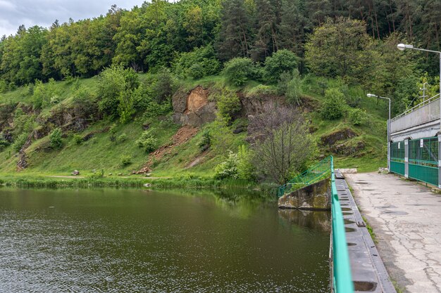 Montañas rocosas cubiertas con poción cerca del puente sobre el río.