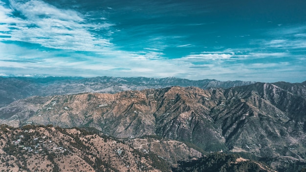 Montañas rocosas de Lansdowne bajo el hermoso cielo nublado