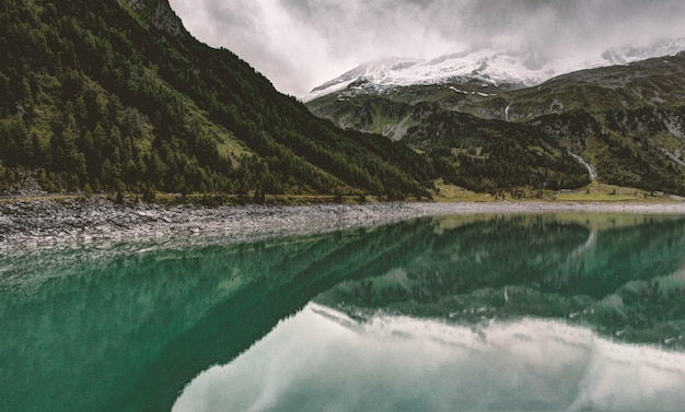 Foto gratuita montañas verdes y lago