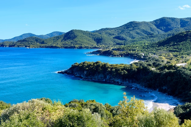 Montañas verdes y mar azul en Olympiada Halkidiki Grecia