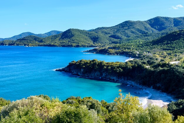 Montañas verdes y mar azul en Olympiada Halkidiki Grecia
