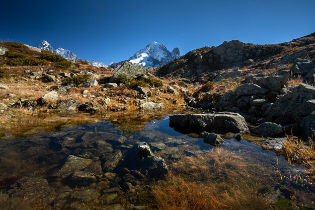 Monte Aiguille Verte desde el macizo del Mont Blanc reflexionando sobre el agua en Chamonix, Francia