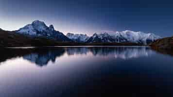 Foto gratuita monte mont blanc cubierto de nieve reflejándose en el agua por la noche en chamonix, francia