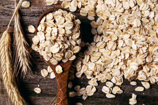 Montón de avena en una cuchara