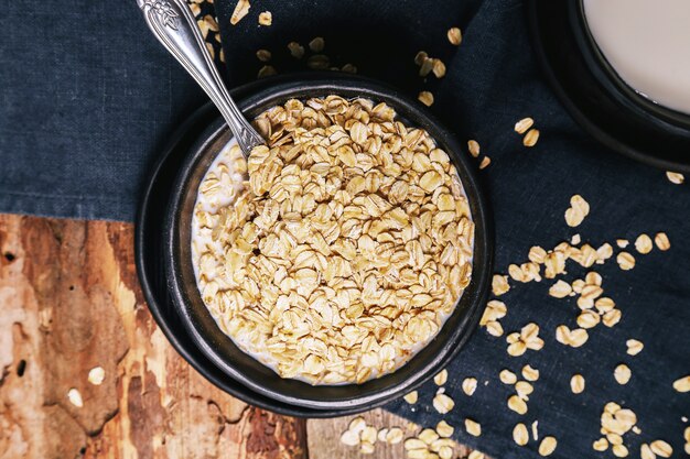 Montón de avena dentro del tazón