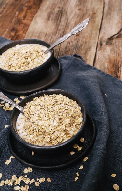 Montón de avena con leche en tazones