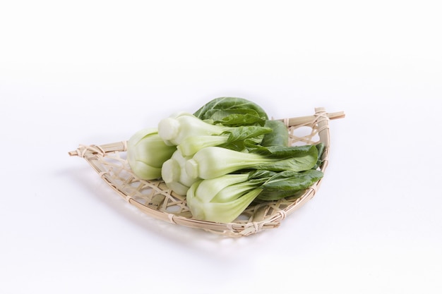 Montón de bok choy en un plato de paja