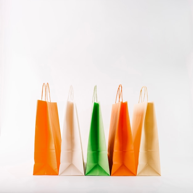 Montón de bolsas de papel de colores