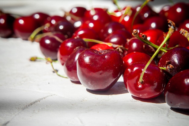 Foto gratuita montón de cerezas en una mesa de luz