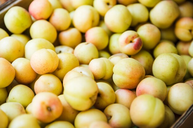 Un montón de ciruelas a la venta en el mercado de frutas.