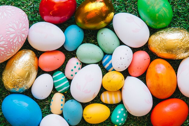 Un montón de coloridos huevos de Pascua