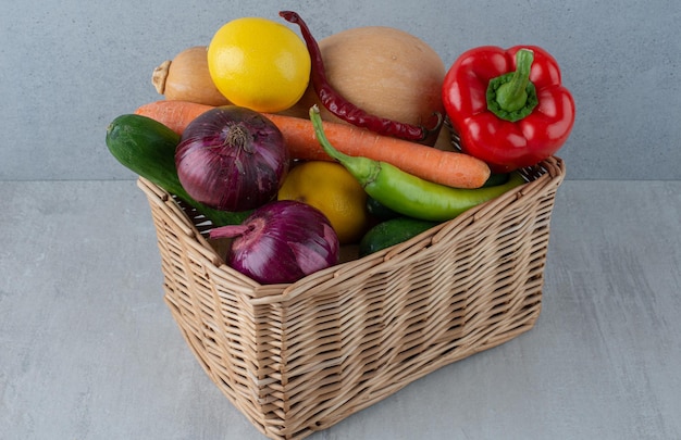 Montón de diversas verduras en canasta de madera.