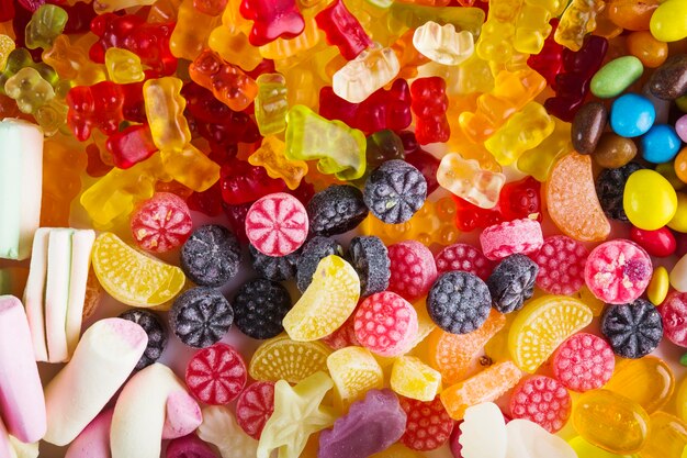 Montón de dulces coloridos