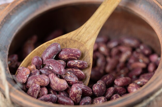 Montón de frijoles rojos crudos en taza clásica