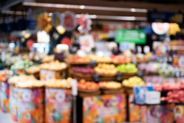 Montón de frutas frescas en el supermercado.