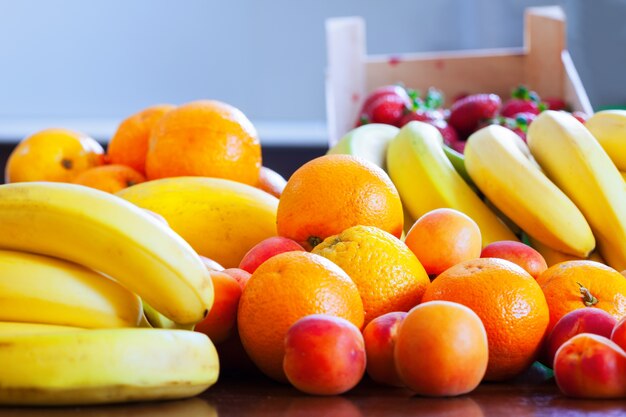 Montón de frutas maduras en la cocina