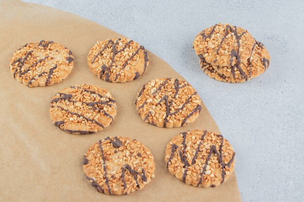 Montón de galletas agrupadas sobre fondo de mármol.