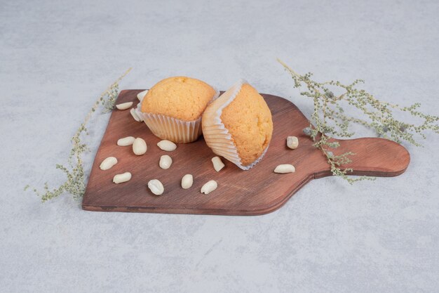 Montón de galletas blandas con anacardos sobre tabla de madera. Foto de alta calidad