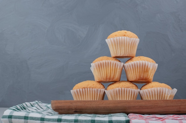 Montón de galletas blandas en placa de madera. Foto de alta calidad