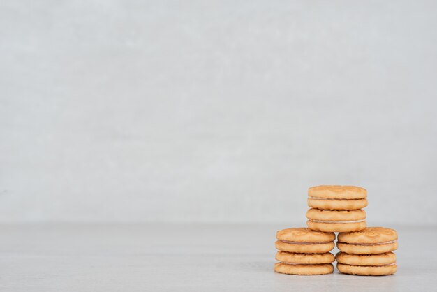 Montón de galletas con crema en blanco.