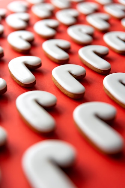 Foto gratuita un montón de galletas en forma de caña de caramelo sobre un fondo rojo