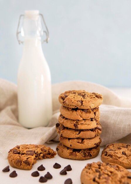 Montón de galletas y galleta mordida con leche