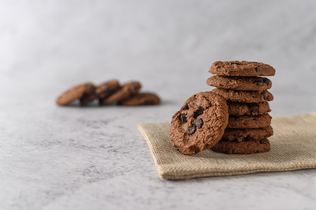 Un montón de galletas en un paño sobre una mesa de madera