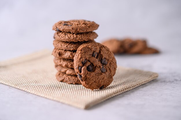 Un montón de galletas en un paño sobre una mesa de madera