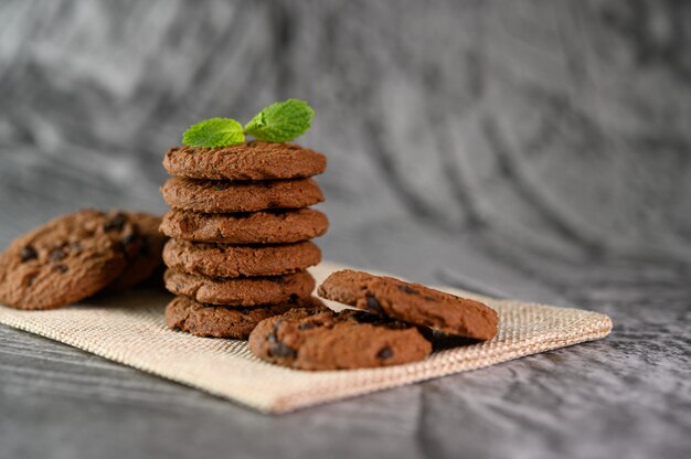 Un montón de galletas en un paño sobre una mesa de madera