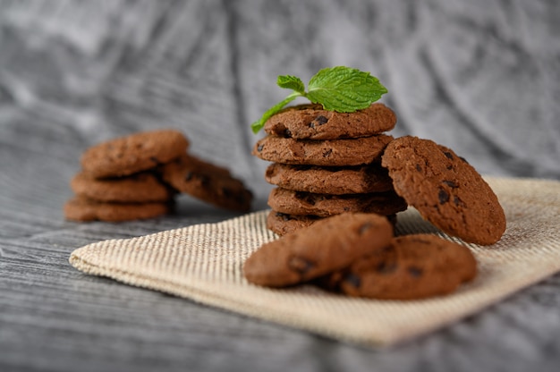 Un montón de galletas en un paño sobre una mesa de madera