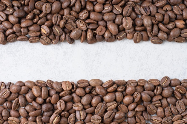 Montón de granos de café sobre fondo de piedra. Foto de alta calidad