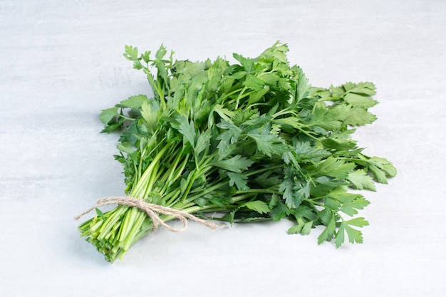 Montón de hojas de cilantro fresco sobre la superficie de la piedra. Foto de alta calidad