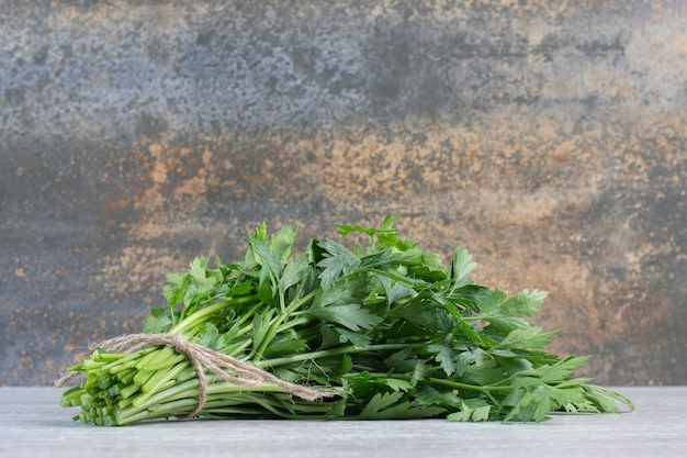 Montón de hojas de cilantro fresco sobre la superficie de la piedra. Foto de alta calidad