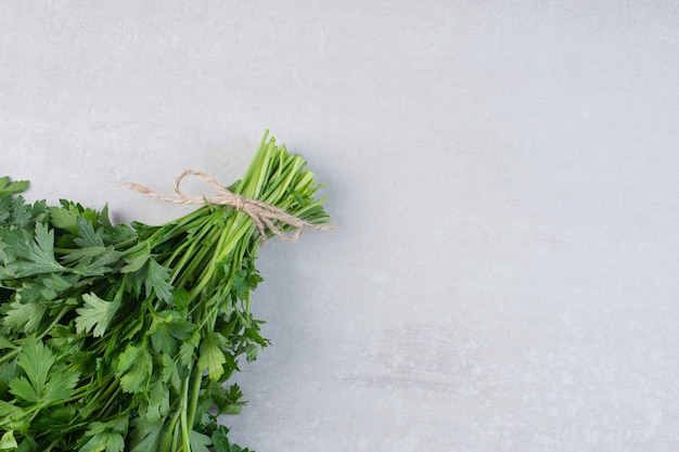 Foto gratuita montón de hojas de cilantro fresco sobre la superficie de la piedra. foto de alta calidad